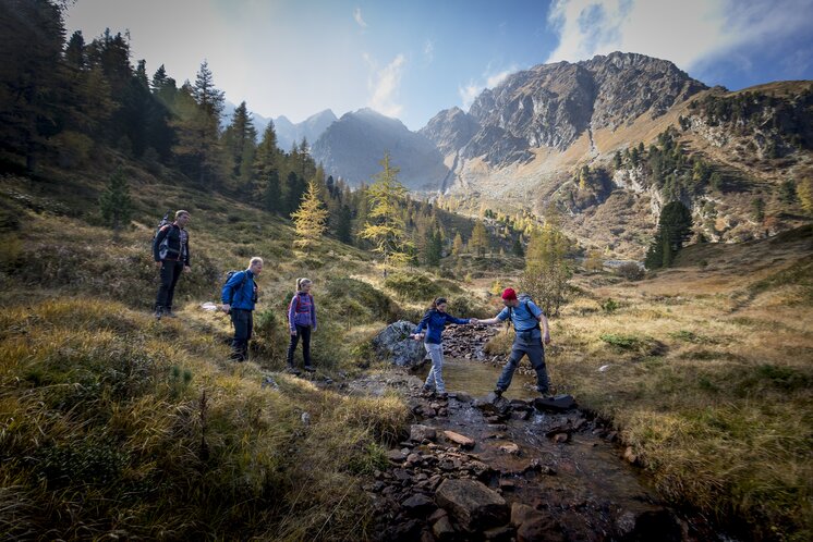 Bachüberquerung Wanderung | © Tom Lamm | ikarus.cc | Tom Lamm