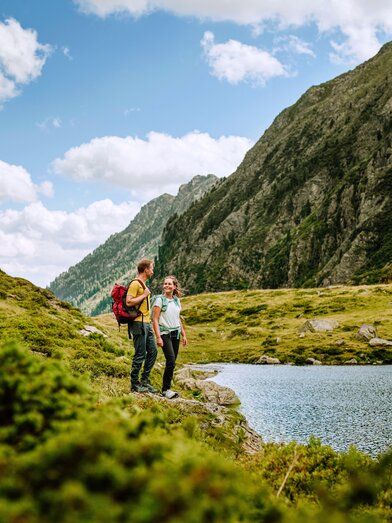 Wanderer am See in den Bergen | © TV Murau | Michael Königshofer
