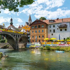Bei der Murbrücke springen Leute ins Wasser