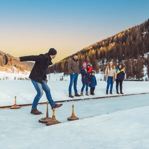 Mehrere Personen beim Eisstockschießen