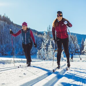2 Frauen beim klassischen Skating