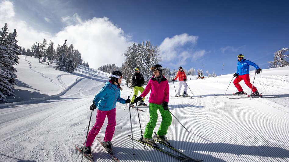 Gruppe von Skifahrern im Skigebiet Grebenzen
