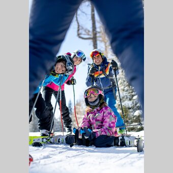 Familie beim Skifahren | © TV Murau | Tom Lamm