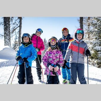 Familie beim Skifahren | © TV Murau | Tom Lamm