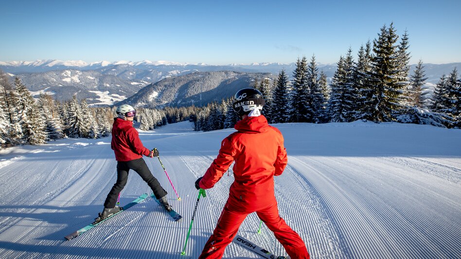 2 Skifahrer auf der Skipiste