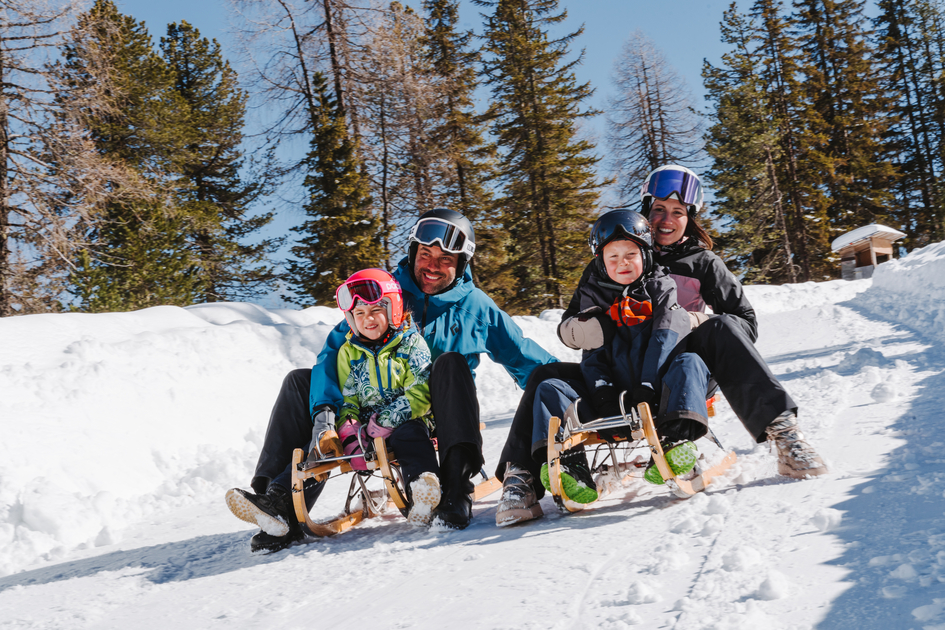 Familien-Schlittenfahren im Schnee | © TV Murau | valantic Austria