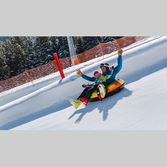 Familienzeit beim Snowtubing im Schnee | © TV Murau | valantic Austria