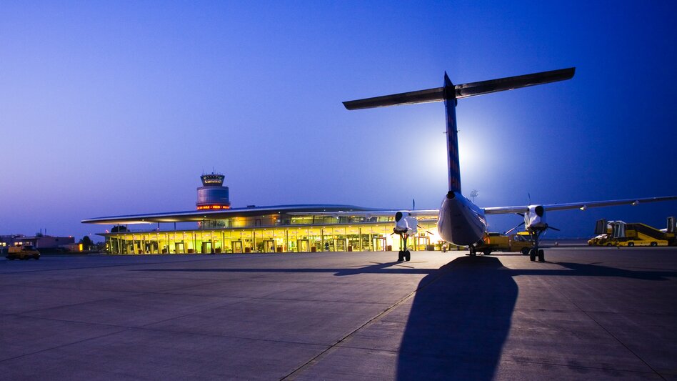 Blick auf den Graz Airport bei Abenddämmerung