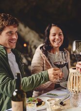 Genussrunde mit Wein und regionalen Spezialitäten in stimmungsvoller Atmosphäre der Lurgrotte.