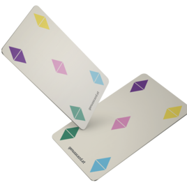 Zwei weiße Karten mit bunten Rautensymbolen in Gelb, Violett, Rosa, Blau und Grün sowie der Aufschrift „genusscard.at“, schwebend dargestellt auf schwarzem Hintergrund.