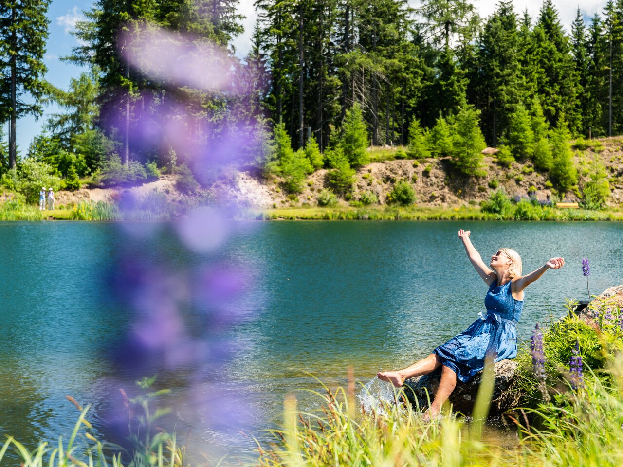 Person genießt den Sommer am Ufer des Hebalmsees inmitten der Natur der Weststeiermark.