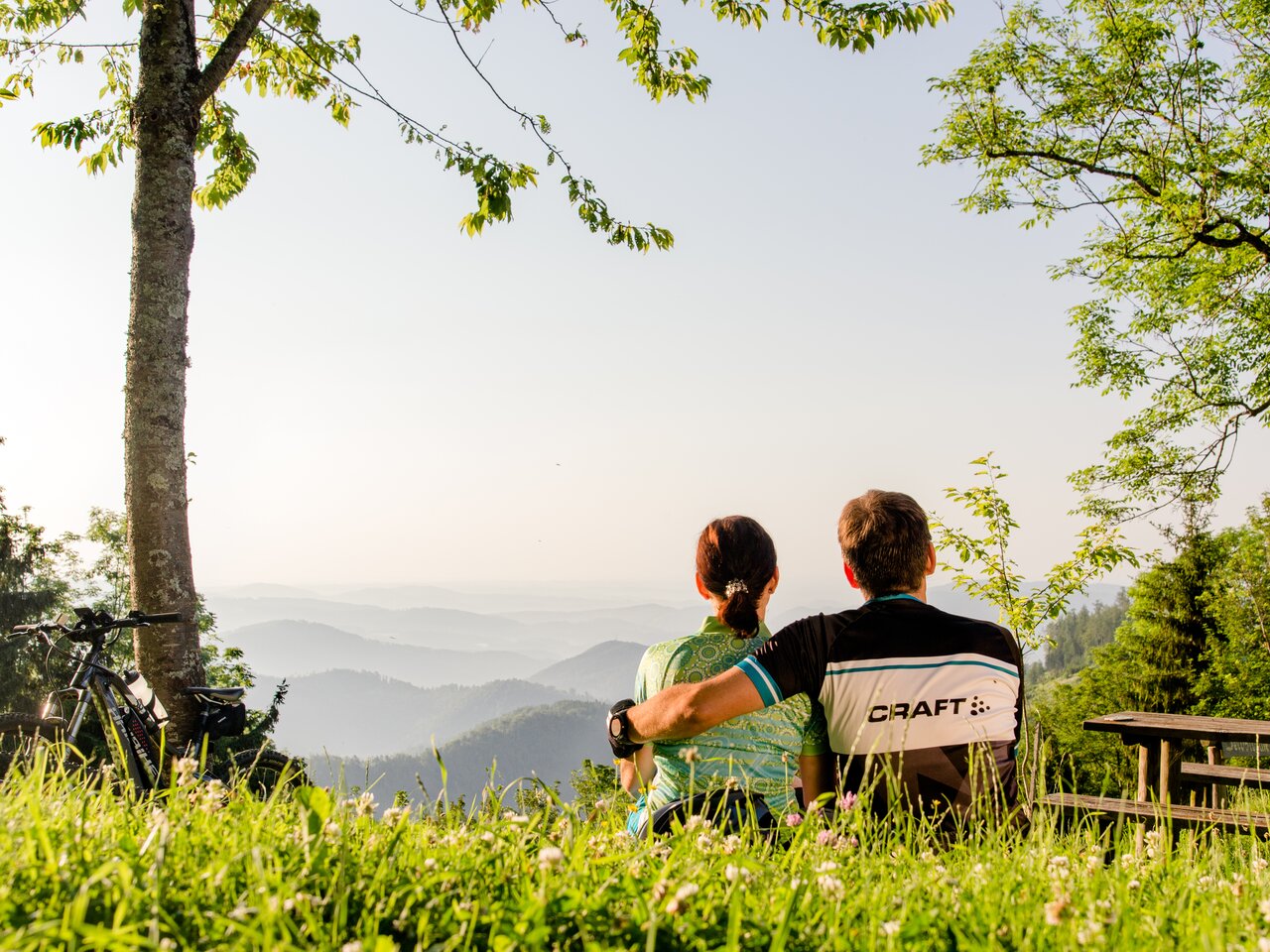 Ein Pärchen macht eine Pause vom Radfahren auf der Mühlbacher Hütte