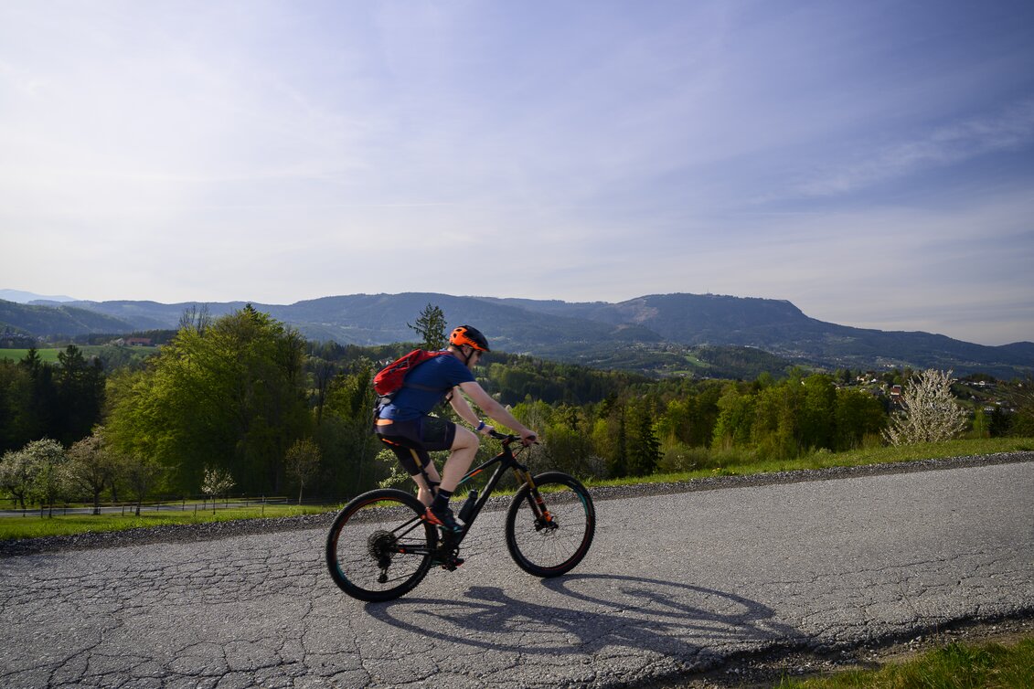 Radfahrer auf Hügellandtour mit Schöcklblick | © Region Graz | pixelmaker.at