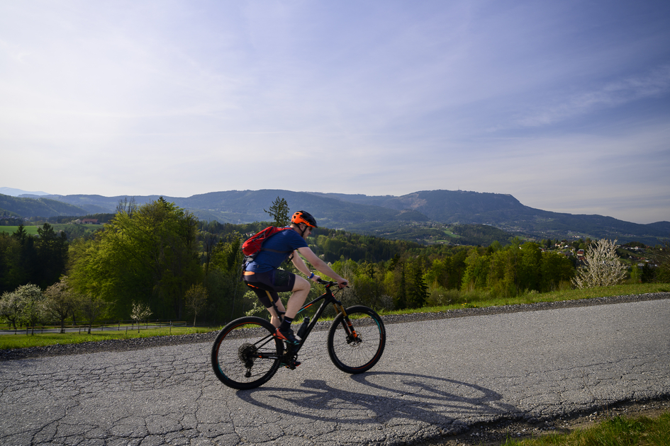 Radfahrer auf Hügellandtour mit Schöcklblick | © Region Graz | pixelmaker.at