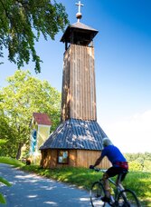 Wetterturm am Schaftalberg mit Radfahrer auf ruhiger Nebenstraße