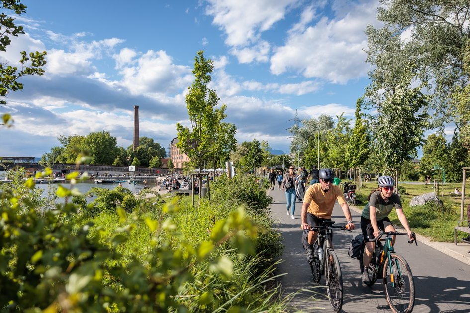 Cycling along the Mur cycle path in Graz | © Erwin Haiden | Erwin Haiden