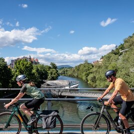 Radfahrer am Murradweg mit Murinsel