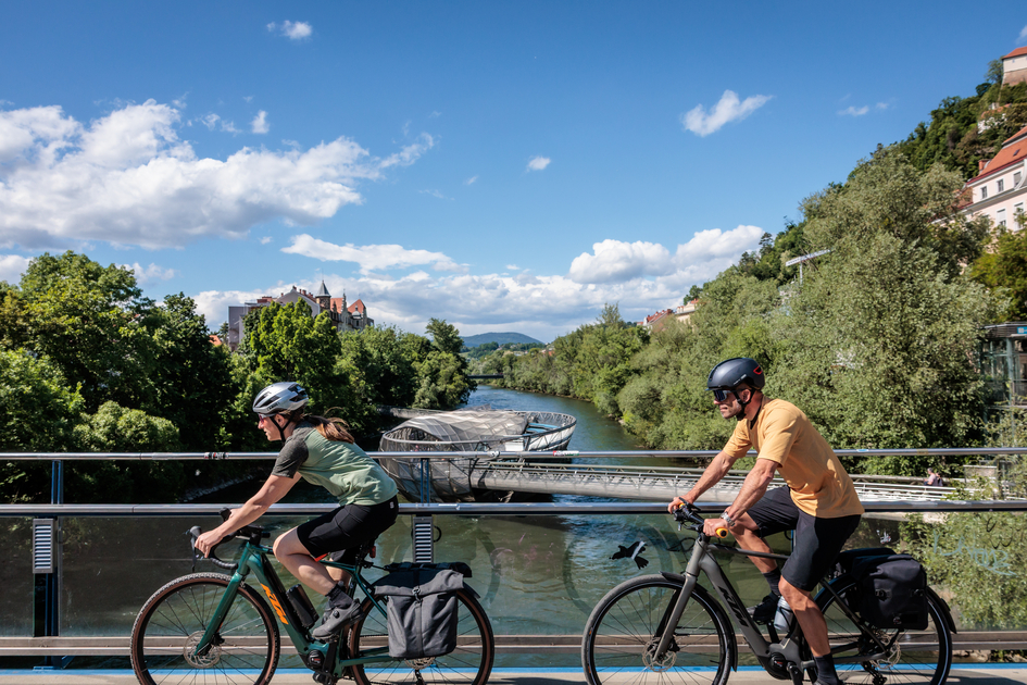 Radfahrer am Murradweg mit Murinsel | © Region Graz | Erwin Haiden