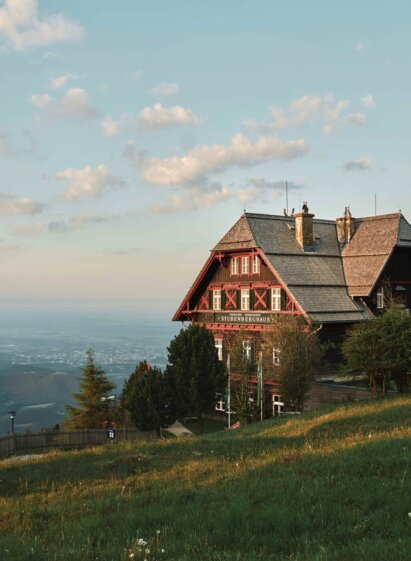Stubenberghaus am Schöckl mit Blick über die Landschaft rund um Graz