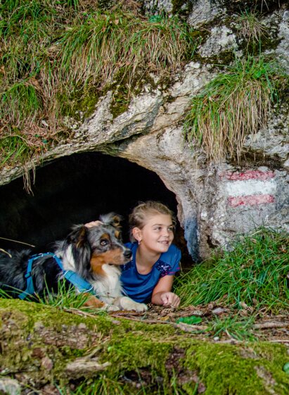 Kind und Hund bei der Bärenhöhle nahe Gamskogel