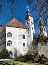 Schloss Weyer bei Frohnleiten mit Innenhof, Kirchturm und Wandernden am Schloss Weyer Rundweg.