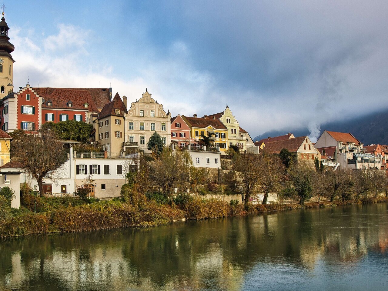Ein Blick auf die farbenfrohe Flussstadt mit historischen Gebäuden.