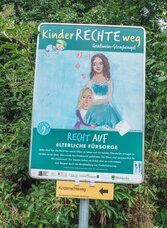 Infotafel am Kinderrechteweg in Gratwein-Straßengel zum Recht auf elterliche Fürsorge.