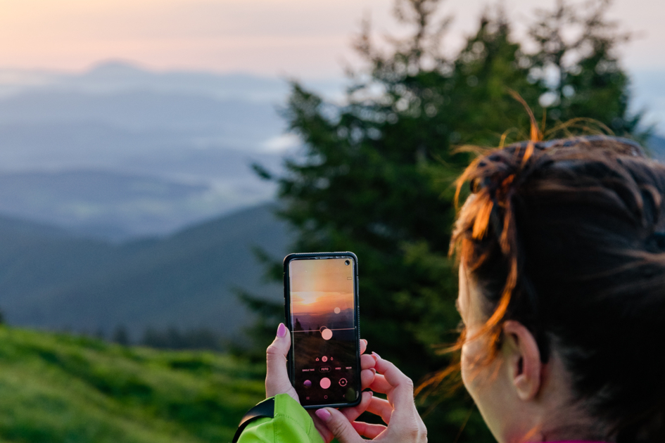 Hiking at the Altes Almhaus at sunset | © TV Erlebnisregion Graz | Mias Photoart