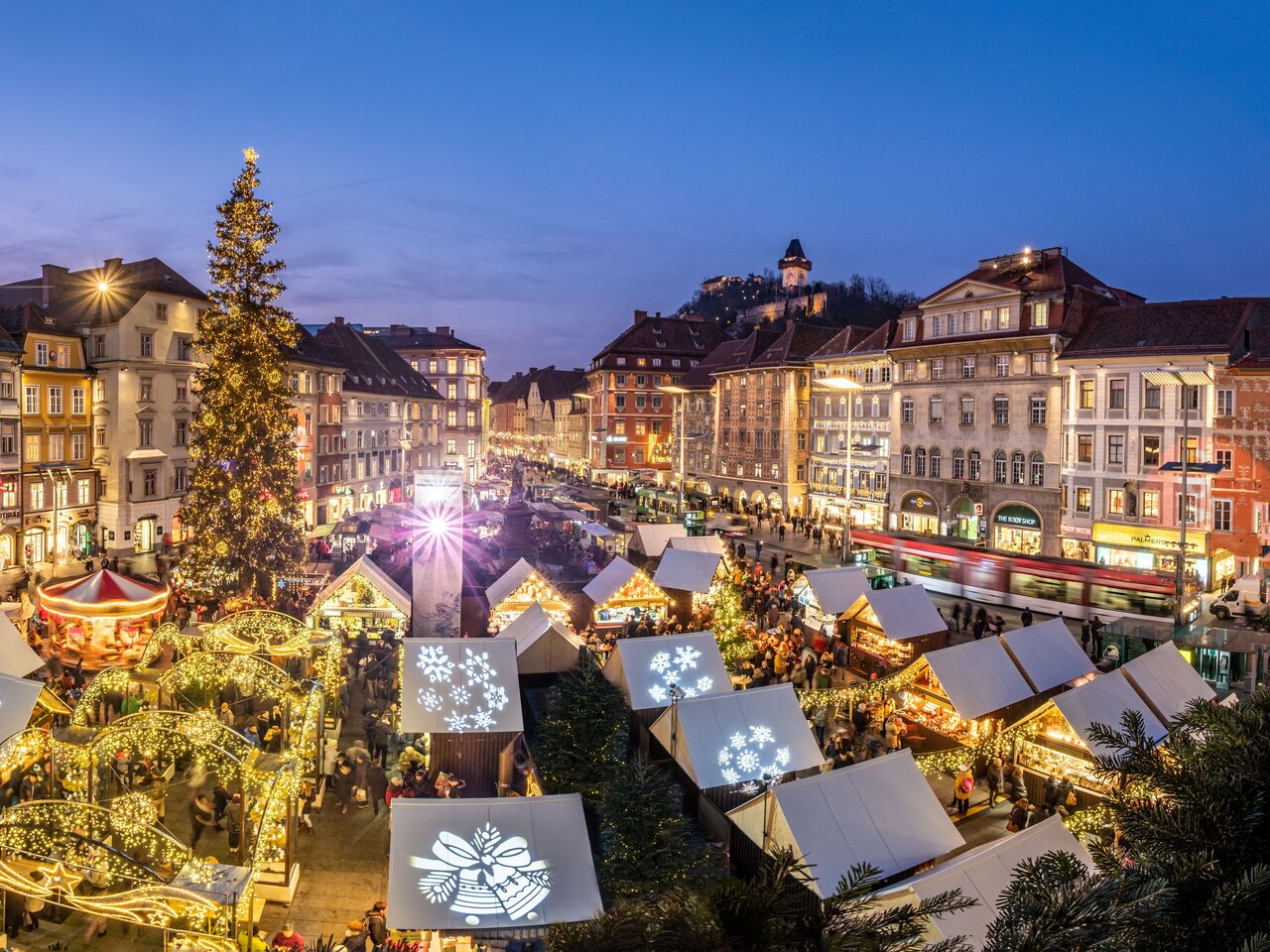 Abendlicher Weihnachtsmarkt am Grazer Hauptplatz mit Blick auf den Schlossberg
