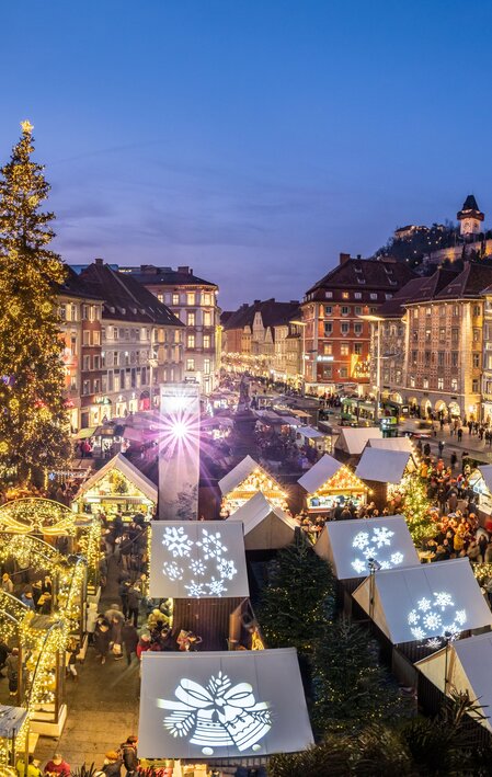 Mercatino di Natale a Graz con vista sul Schlossberg | © Graz Tourismus | Rene Walter