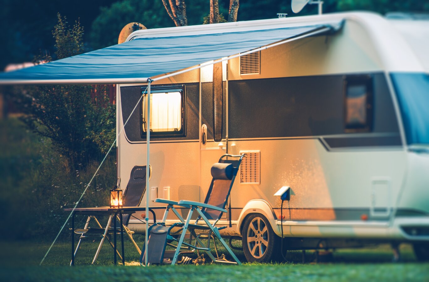 dachzelt auf kofferanhnger montieren Van-Haltestelle Camping Anhnger mit Dachzelt  VAN-HALTESTELLE