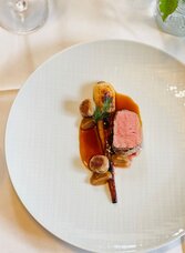 Fein angerichtetes Gourmetgericht mit rosa Kalbfleisch, Gemüse und Sauce im Trautentalwirt.
