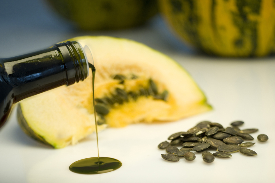 Styrian pumpkin seed oil – a regional specialty from Styria | © Steiermark Tourismus | Atelier Jungwirth, Christian Jungwirth