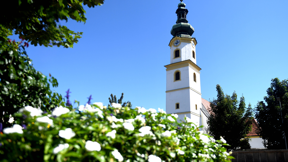 Kirche der Marktgemeinde Feldkirchen bei blauem Himmel