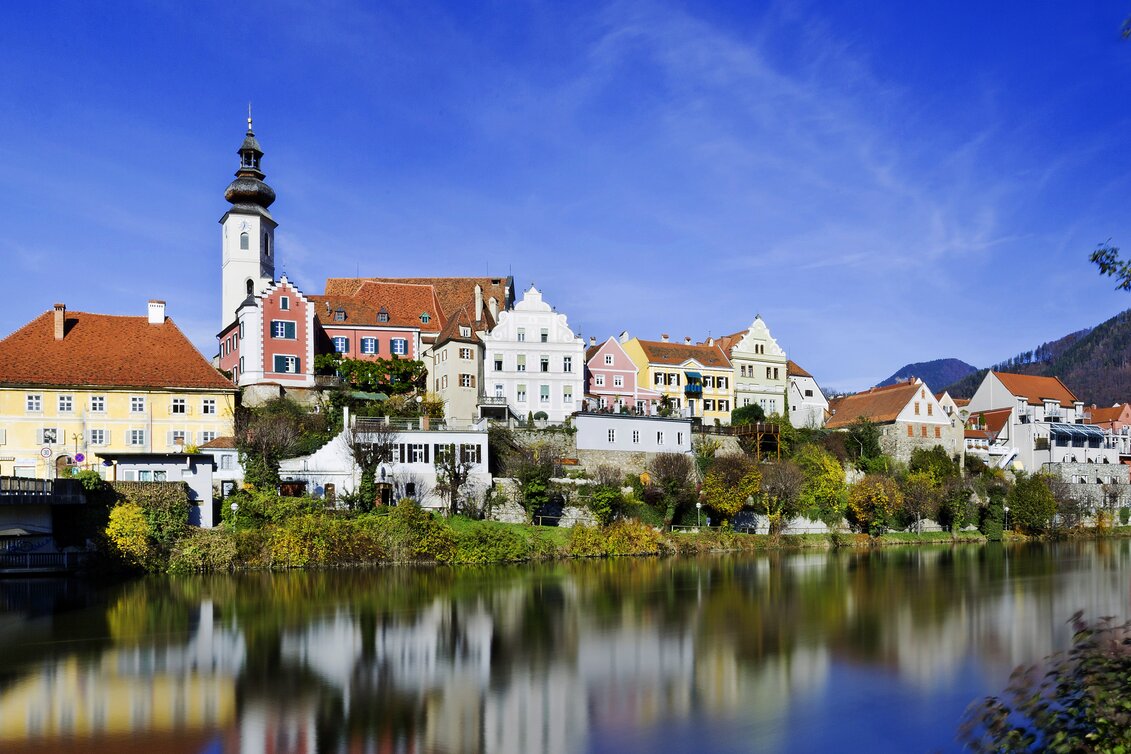 Silhouette von Frohnleiten mit der Mur im Vordergrund