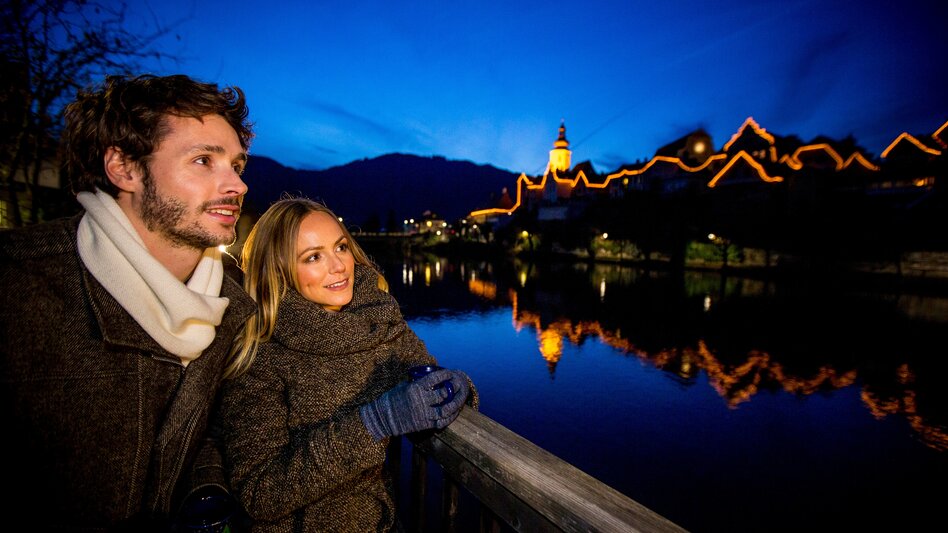 Skyline in Frohnleiten bei Dämmerung