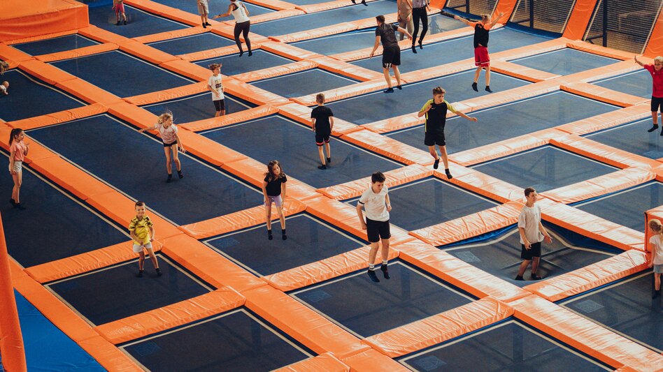 Freizeitspaß für Groß und Klein im Trampolinpark JUMP 25 