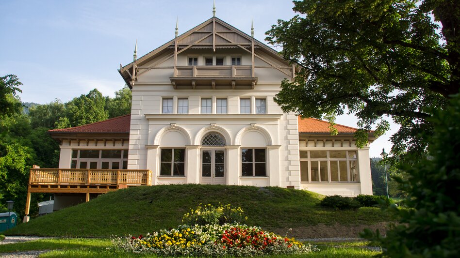 Kurhaus in St. Radegund bei blauem Himmel