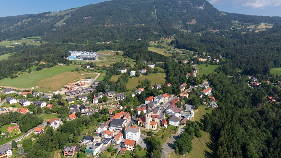Blick auf St. Radegund bei Sonnenschein