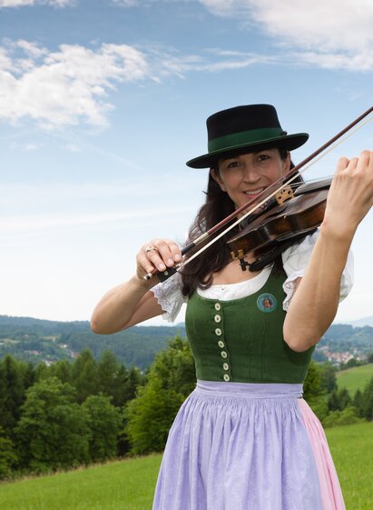 Violin player in traditional dress in Stattegg panorama | © Graz Region | Harry Schiffer