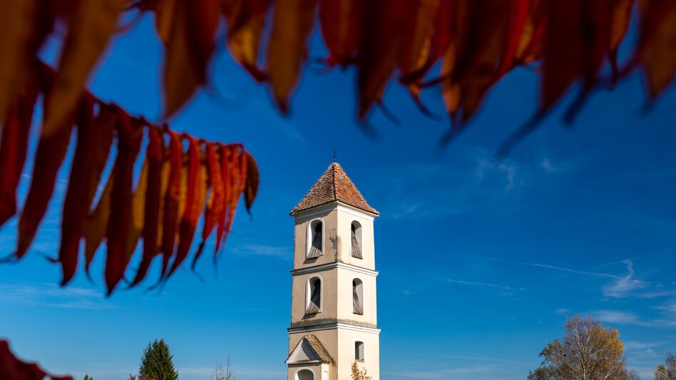 Wetterturm in Weinitzen bei blauem Himmel