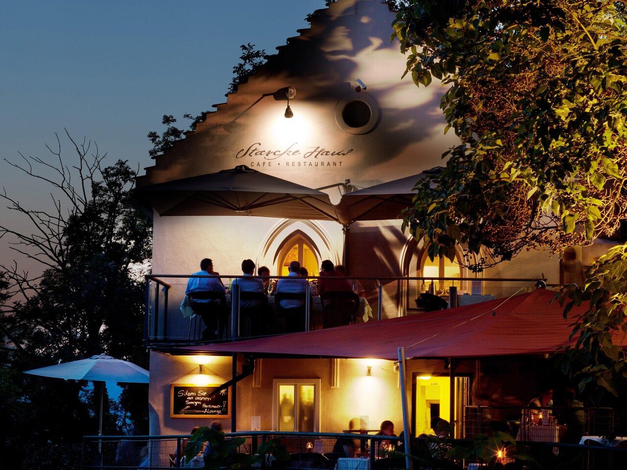 Abendstimmung auf der Terrasse des Starcke Hauses am Grazer Schlossberg mit Blick über die Stadt.