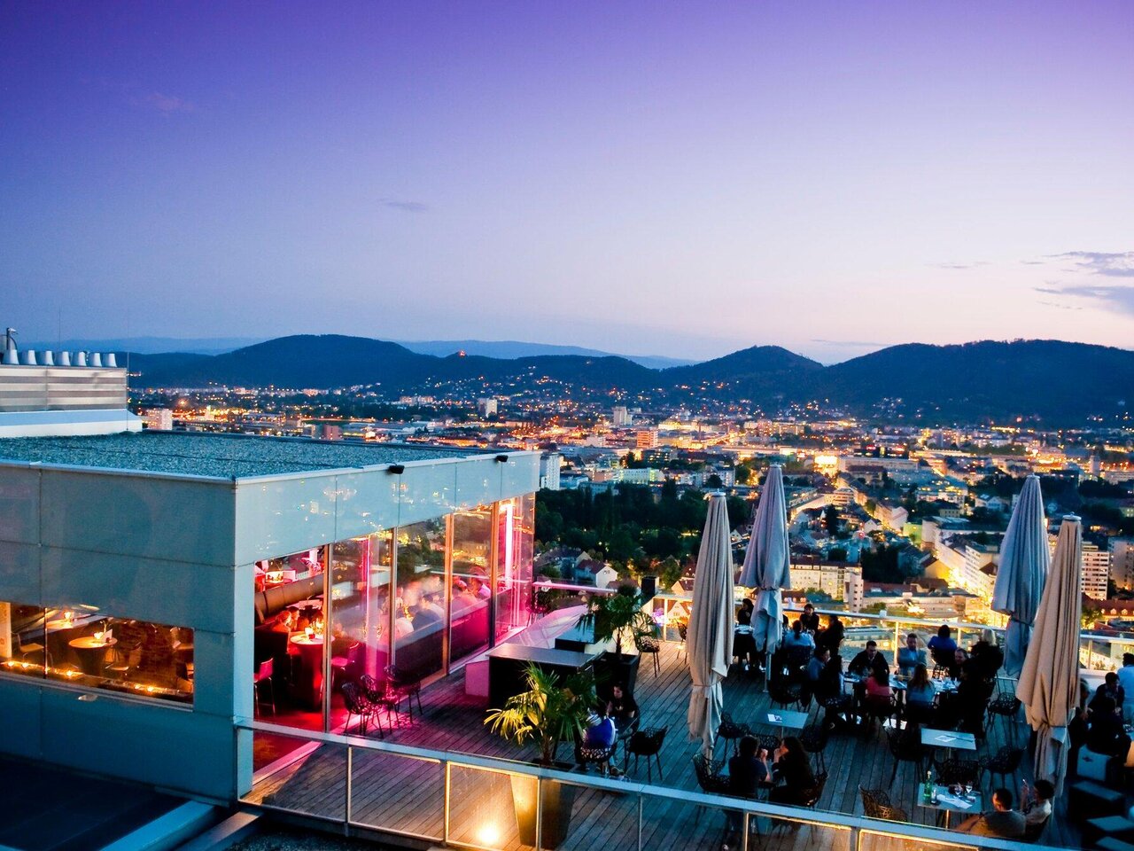 Abendstimmung auf der Terrasse des Restaurant Schlossberg mit Panoramablick über Graz.