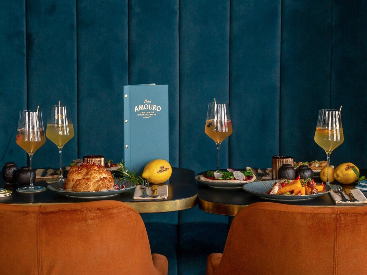 Cocktails und kreative Gerichte auf stilvoll gedecktem Tisch in der Bar Amouro in Graz.