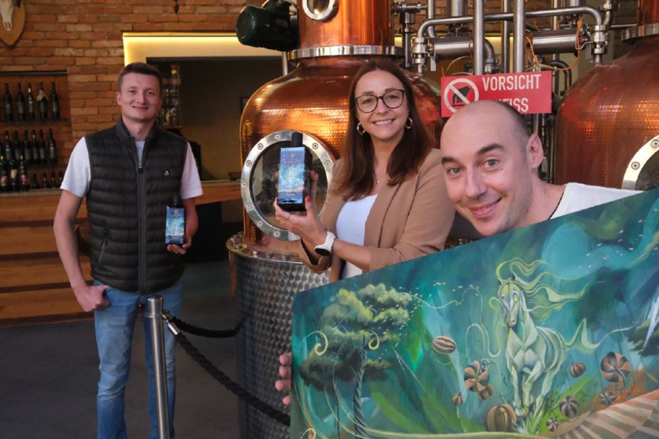 Styrian Pumpkin Spirit at Destillerie Hochstrasser: Product Presentation with the Hochstrasser Family and Artist Tom Lohner | © Graz Region | Tom Lohner