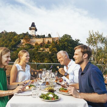 Café Freiblick mit Blick auf den Schlossberg. | © Graz Tourismus | Astrid Schwab