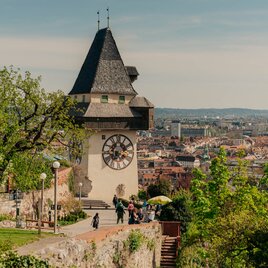 Der Grazer Uhrturm im Sommer