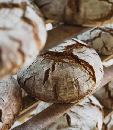 Frisch gebackenes Bauernbrot aus der Region