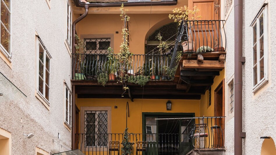 Grazer Altstadt – Innenhof mit Balkonen und Arkaden | © Region Graz | Grün um die Welt