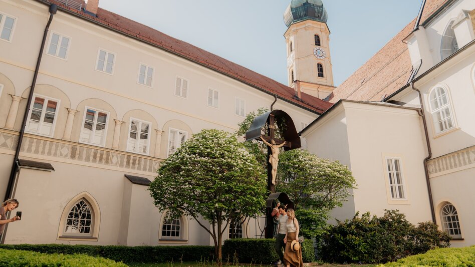 Franziskanerkloster Graz – Innenhof mit Kreuz und Turm | © TV Region Graz | studio draussen